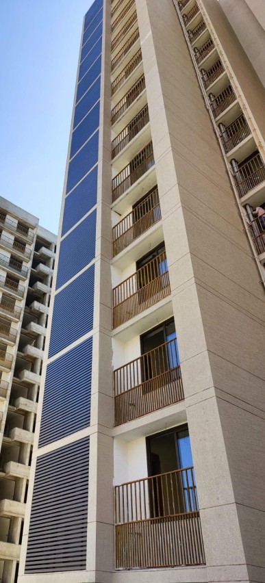 U-Shape P25 aluminium or GI exterior louver installed on building facade in Ahmedabad — Yashvi Infra Co Gujarat