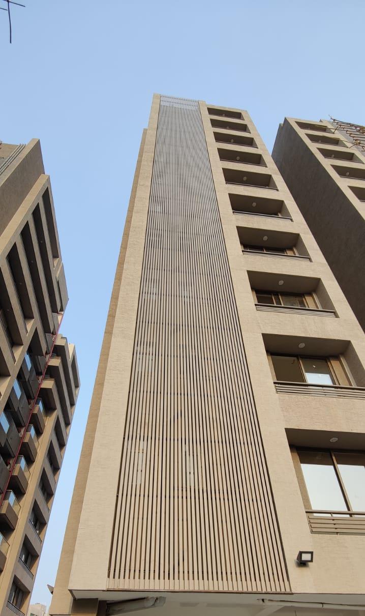 Close-pitch P25 louver blade system for sun control on commercial building — Yashvi Infra Co Ahmedabad